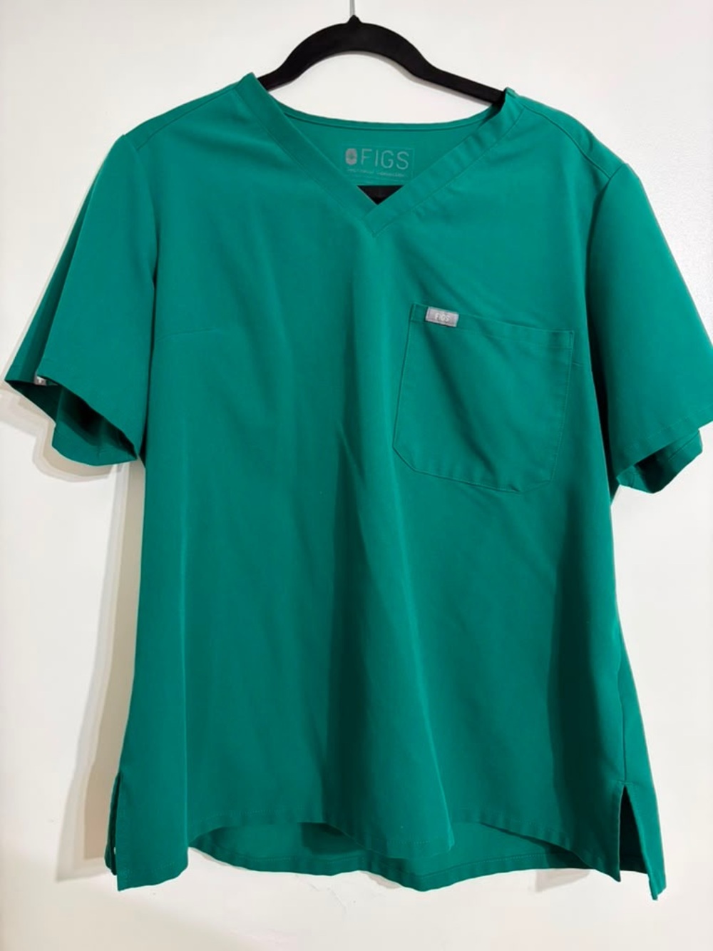 FIGS Women’s V-Neck Scrub Top in Teal Green